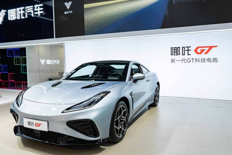 东莞74哪吒汽车在智能汽车领域的表现，领途汽车在新能源汽车市场中的影响力